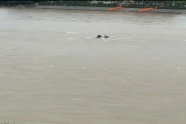 2男子钓鱼被河水冲走 目击者发声 暴雨后悲剧发生