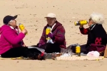 88岁奶奶带闺蜜海滩野餐喝酒拍大片 网友：仿佛看到了我老了之后的样子～