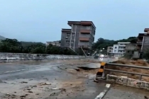 广东茂名大坡镇遭暴雨山洪袭击 邓水江桥被冲塌