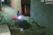 男子夜晚骑车撞路中间沙堆空翻摔倒