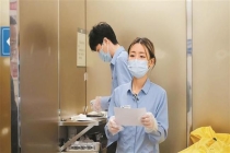 “00后”守墓人为逝者摆上玩偶抱枕 温柔送别抚慰人心