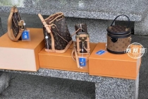 商场回应专柜买4个LV包为假货 消费者维权遇阻