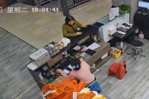 女子捡到黄金手镯主动报警 暖心接力寻回失主