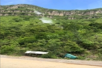 景区巨石从山顶滚落砸中凉亭 雨后山体松动险情