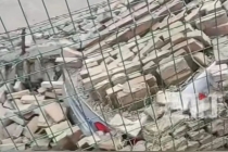 大同一30米长围墙倒塌6车被砸 无人员伤亡