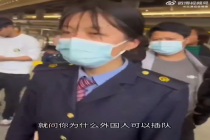 外籍男子上车插队被拽下车 网友：列车工作人员把他拽出来了……