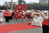 新郎只穿皮鞋内裤与新娘走红毯 婚闹引发争议