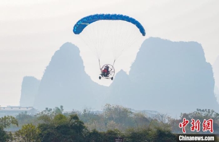 
                    广西阳朔打造“低空+旅游”新业态 别样角度欣赏山水
               