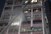 香港消防处回应佐敦道住宅火情 一人昏迷送医