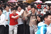 长沙市一中考点“名场面”再现，考生们抬着老师欢呼着冲出校门