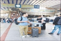 高铁站台成扎堆吸烟区 烟雾缭绕惹人忧