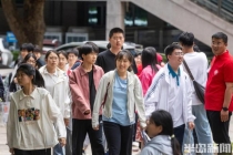 部分考生结束高考 家长温情相拥 首日考后温情一幕
