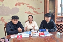 申聪与入室抢婴案被拐者相拥鼓励 共盼正义伸张