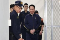 蔡正元入狱服刑 面带笑容走上囚车 支持者高喊“司法不公”