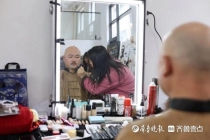 小伙横店演“公公”走红 从急行军到慢功夫