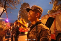 广西柳州地震后武警官兵紧急驰援 迅速行动抢险救援