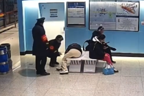 我帮您把手机放包里！女子晕倒民警一个多余动作获怒赞