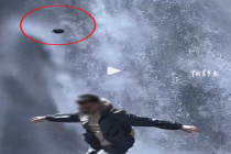 男子打卡瀑布离开下一秒落石砸下 当事人：看视频有点后怕