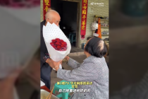 88岁爷爷给82岁奶奶送玫瑰 场面温馨浪漫