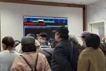 菜百有人卖金套现后拉行李箱离开 金价波动引投资热