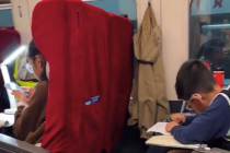 江苏的卷具象化了！江苏春假小孩带台灯高铁上写作业