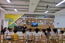 萌娃口袋里装满了“西瓜虫” 好奇心与想象齐飞