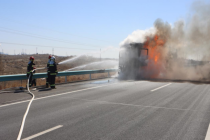 满载农资货车着火 消防成功扑灭明火 15分钟紧急救援