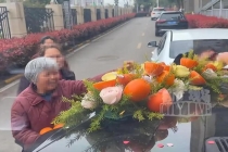 婚车装饰被人摘走 新人大度称沾喜气 橙子寓意美好分享