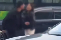 两司机纠纷女子踩引擎盖男子撞车