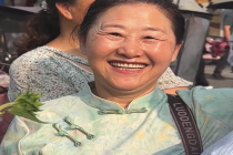 妈妈为高考女儿种比人高向日葵 毛坦厂万人送考妈妈自种向日葵亮眼