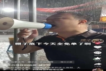 烧烤店老板狂风暴雨中喊话免单 安全第一获赞无数