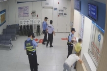 幼童突发惊厥交警护送就医 警车疾驰生命接力