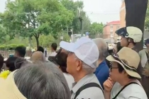 普京车队驶出钓鱼台国宾馆前往人民大会堂 北京市民沿路欢迎