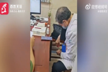 患者曝名医让儿子代诊致其流产 上门质问时仍自顾剪脚趾甲