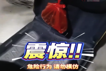 银环蛇最没有面子的一集出现了 银环蛇被装进塑料袋挂在车上