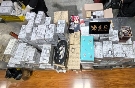 
                    一旅客携带各类螺钿漆器工艺品407件入境，被延吉海关查获
               