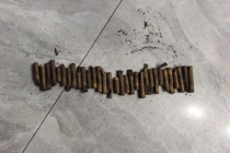 男子挖出亡父曾埋的31枚雷管上交警方 意外发现遗留“老古董”