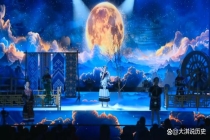 老师回应小学六一晚会上山坡爆火 全网为普惠美育点赞