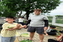22岁大学生和同学摆摊卖菜 科学种植走红网络