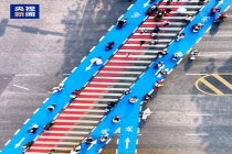 “蓝道过街”获赞 网友：建议全国推广 实现人车分流各行其道