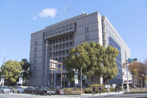 日本男教师因接受性服务时偷拍被解雇 三次偷拍终被发现