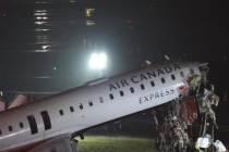 美国纽约机场接连发生事故 客机与车辆相撞致两人死亡