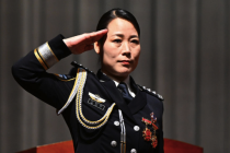 河南女警王妙丽徒手夺刀制止行凶，中央政法委号召向其学习