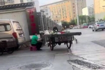 男子曝摊贩疑往西瓜上抹不明液体