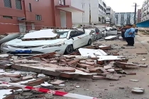 东莞一地围墙倒塌砸中7辆车 大风所致无人员受伤