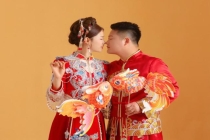 95后小伙吸粪车做婚车迎娶新娘 创意婚车队全球首个