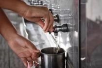 学生喝口热水都计费 高校商业化引争议