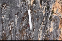 女子跳伞挂在150米高悬崖5小时获救 极限运动遇险记