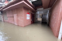湖北荆州暴雨 水淹到胸口 城区启动内涝应急响应