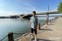 老人跳江轻生 健身教练一把拉住 的哥英勇救人